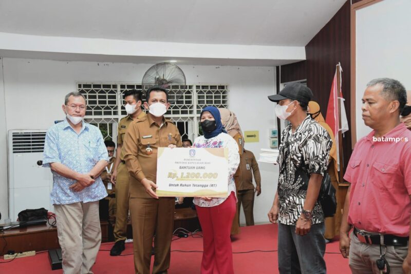 Gubernur Kepri Beri Bantuan Ke RT RW Posyandu Dan Transportasi Siswa