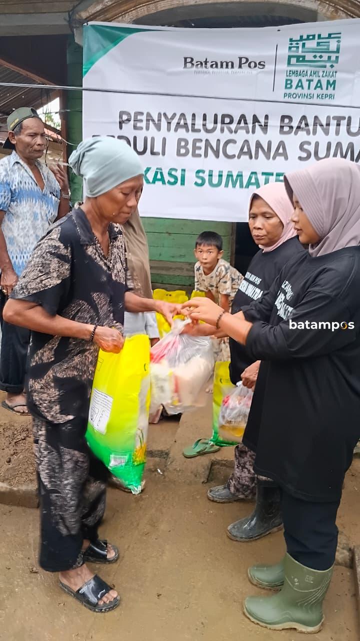 Relawan LAZ BATAM dan Batam Pos menyalurkan bantuan makanan kepada pengungsi di Desa Aek Horsik, Kecamatan Badri, Tapanuli Tengah.
