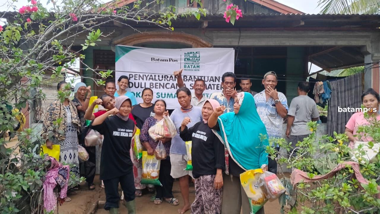 Penyaluran bantuan sembako dari LAZ BATAM bersama Batam Pos kepada warga terdampak banjir bandang dan tanah longsor di Desa Aek Horsik, Kecamatan Badiri, Kabupaten Tapanuli Tengah, Sumatera Utara, Selasa (30/12/2025).