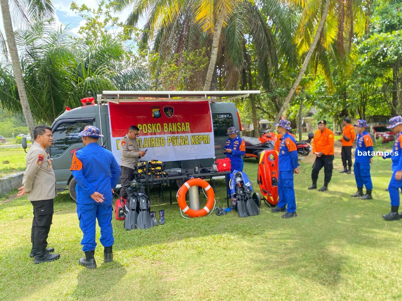 Personel Ditpolairud Polda Kepri bersiaga di Posko BANSAR Pantai Melayu Batam saat libur Natal dan Tahun Baru.