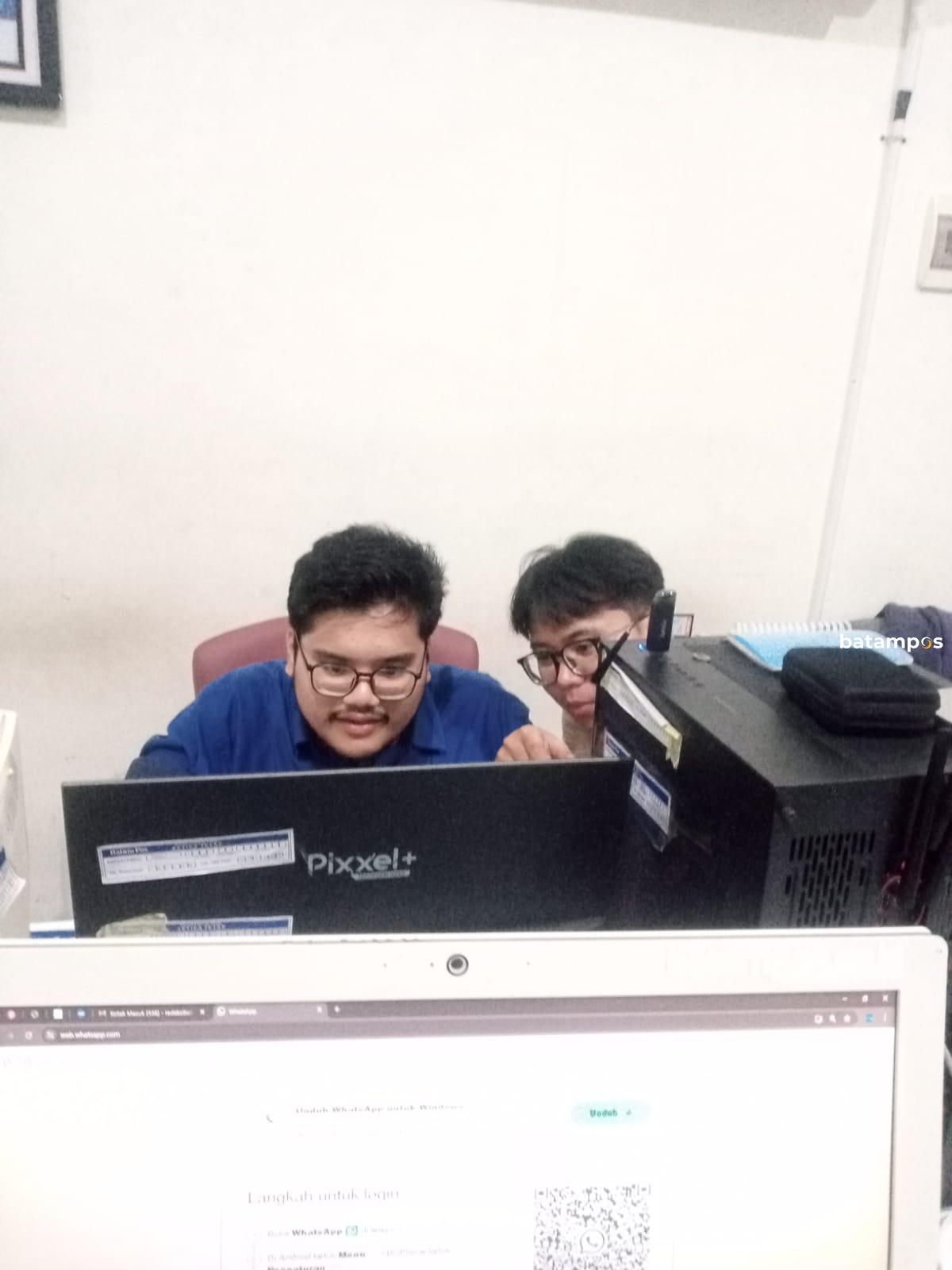 Andhika Januar dan Ari Akbar bekerja menggunakan layanan AI berbasis jaringan Telkomsel yang mempercepat proses pembuatan konten.