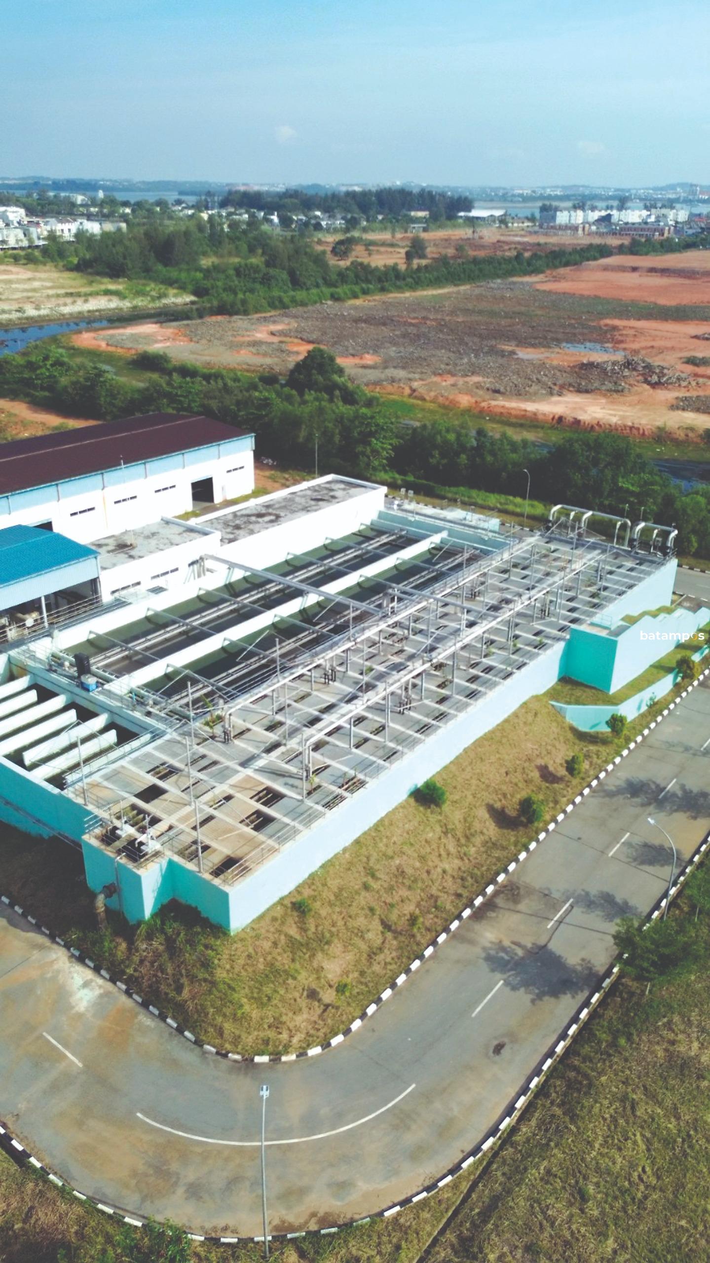 Petugas BP Batam memantau kondisi waduk yang tertutup eceng gondok sebagai dampak pencemaran limbah domestik, sambil memastikan kesiapan perluasan jaringan IPAL untuk menjaga kualitas air baku.