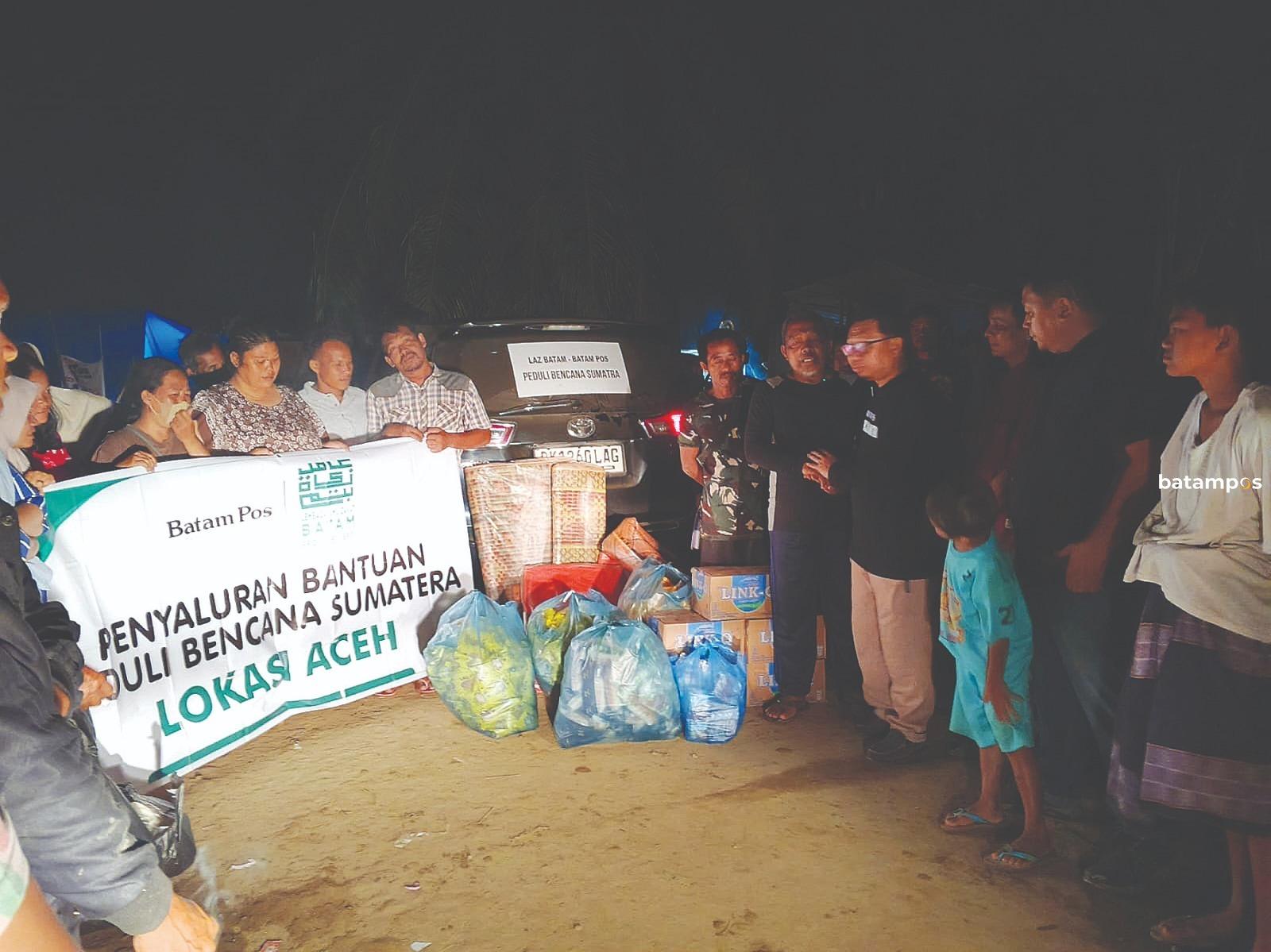 Tim LAZ Batam menembus wilayah Aceh Tamiang, Aceh untuk menyalurkan bantuan kemanusiaan kepada korban bencana, Minggu (14/12) malam.f. Dokumentasi LAZ BATAM untuk Batam Pos