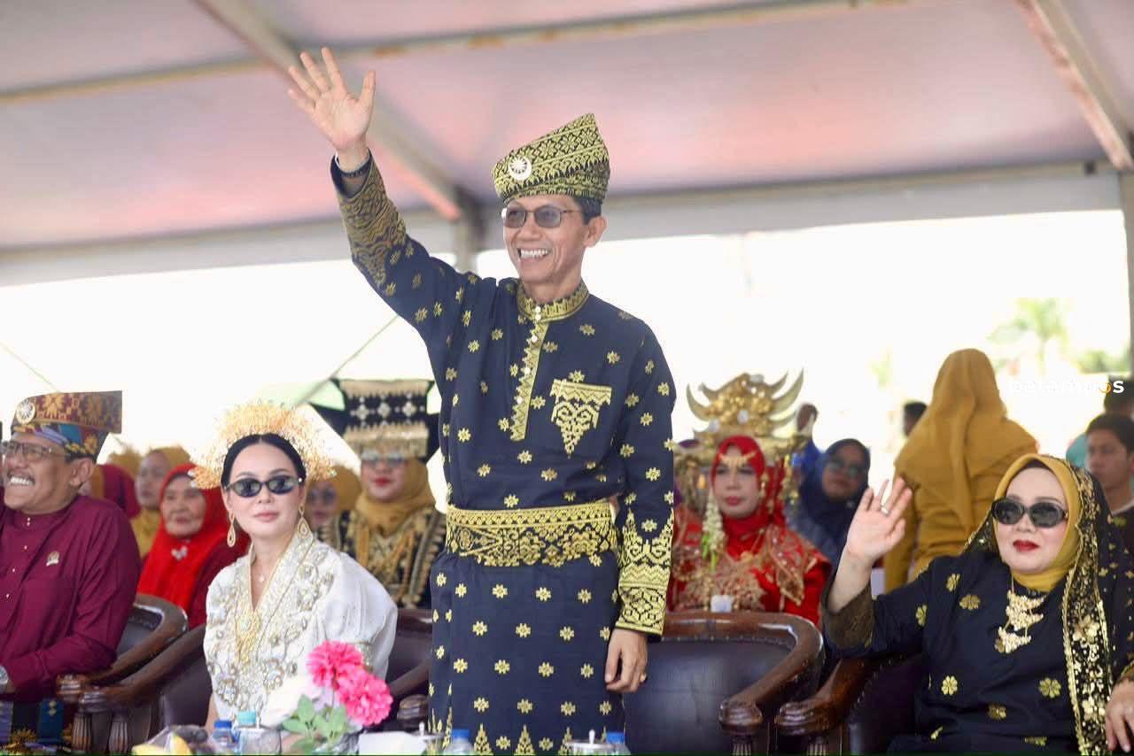 Pawai Budaya Nusantara dalam rangka Hari Jadi Batam ke-196 di Dataran Engku Putri