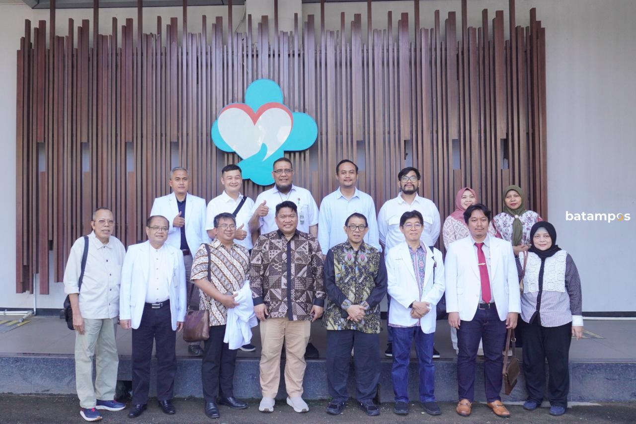Para evaluator berfoto bersama jajaran pimpinan Fakultas Kedokteran Universitas Batam usai evaluasi lapangan usulan pembukaan Program Pendidikan Dokter Spesialis (PPDS), Senin (22/12).