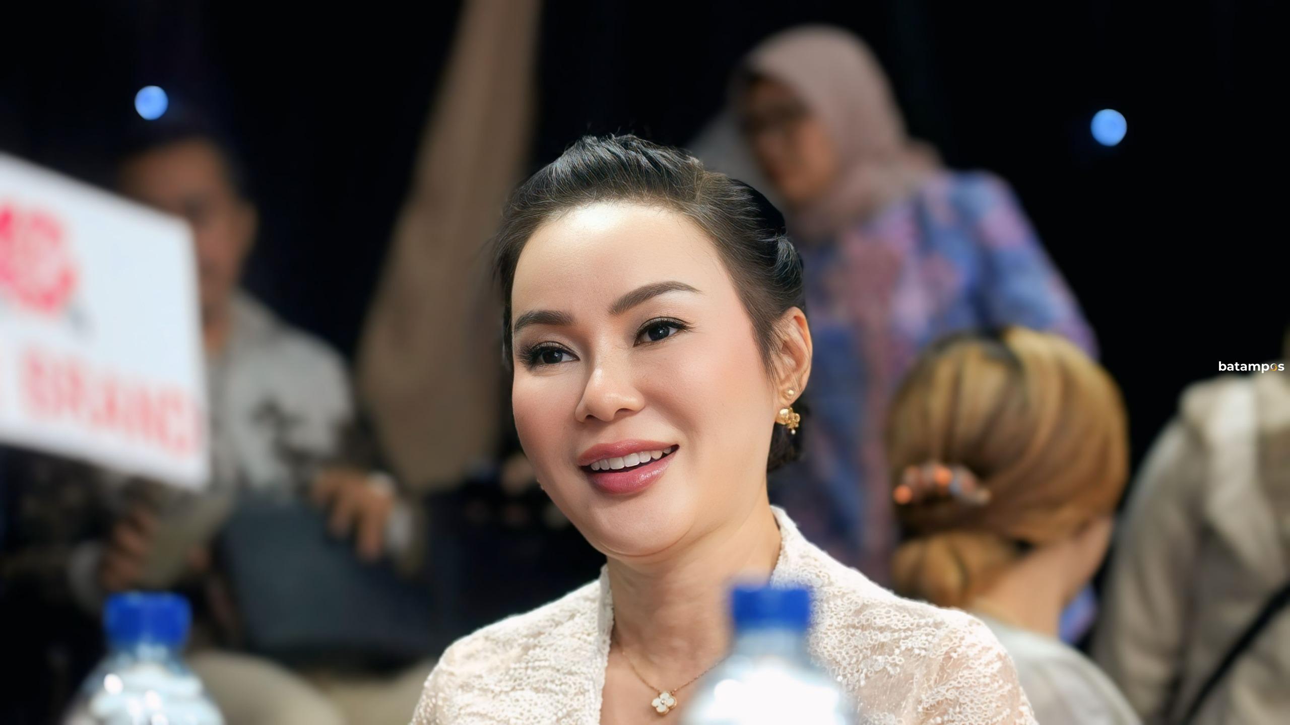 Li Claudia Chandra, Wakil Wali Kota Batam sekaligus Wakil Kepala BP Batam, menerima penghargaan nasional pada peringatan Hari Ibu, Senin (22/12), sebagai pengakuan atas kepemimpinan perempuan di bidang ekonomi dan investasi daerah.