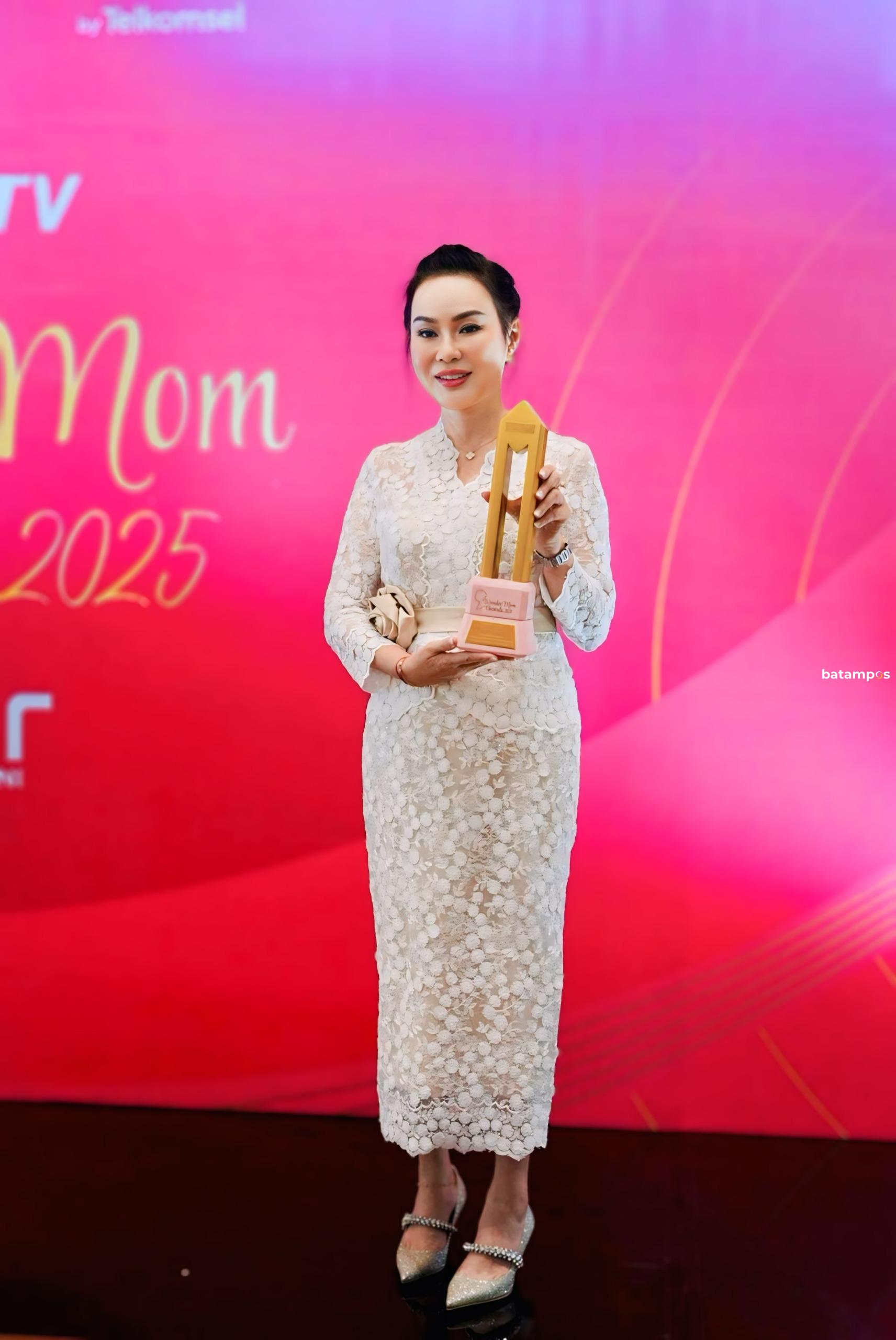 Li Claudia Chandra menerima Perempuan Inspiratif Award 2025 dan Wonder Mom Award 2025 pada peringatan Hari Ibu sebagai pengakuan kepemimpinan perempuan di Batam.