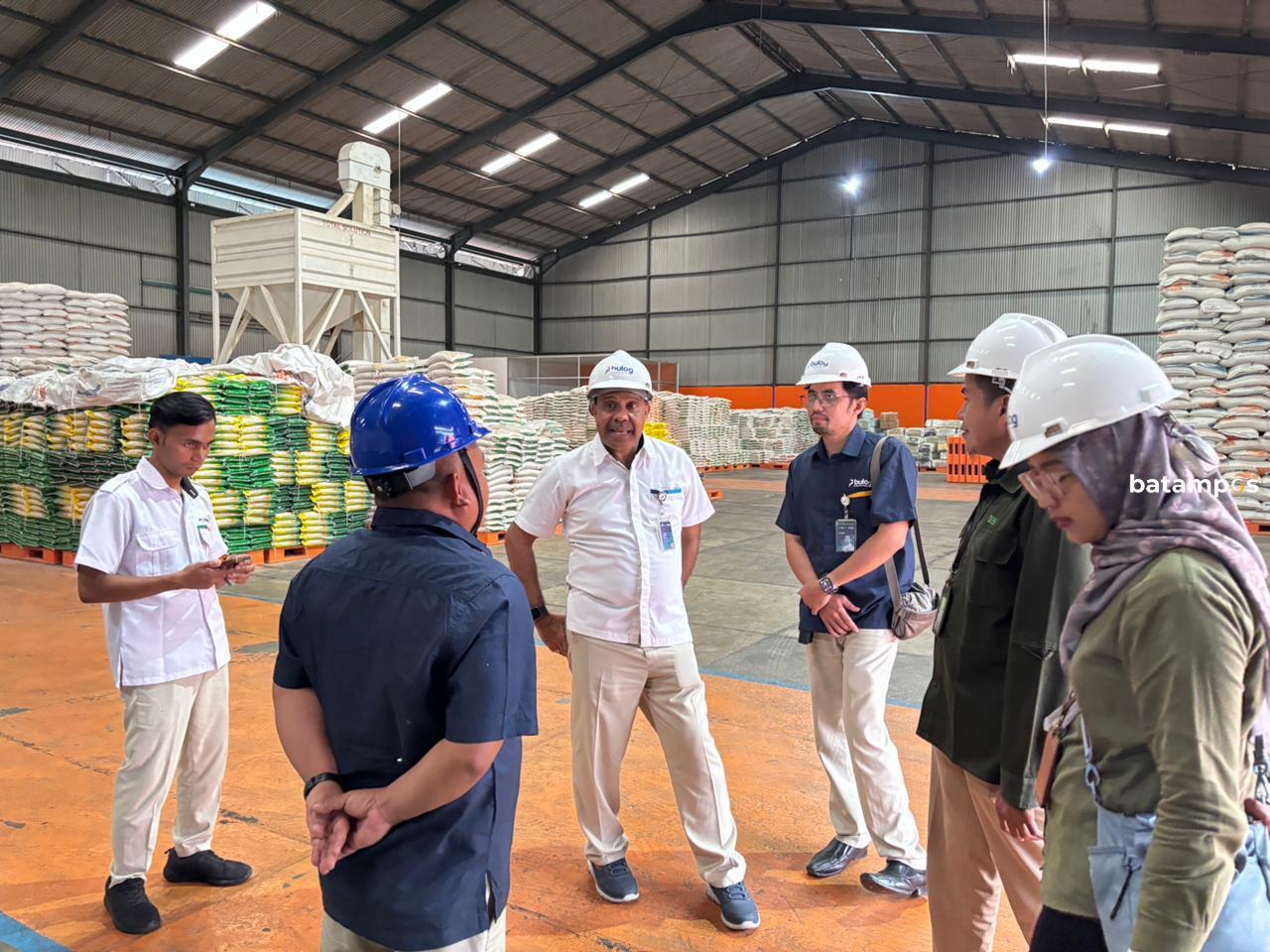 Gudang Bulog Batam menyimpan stok beras untuk menjaga stabilitas harga jelang Natal dan Tahun Baru.