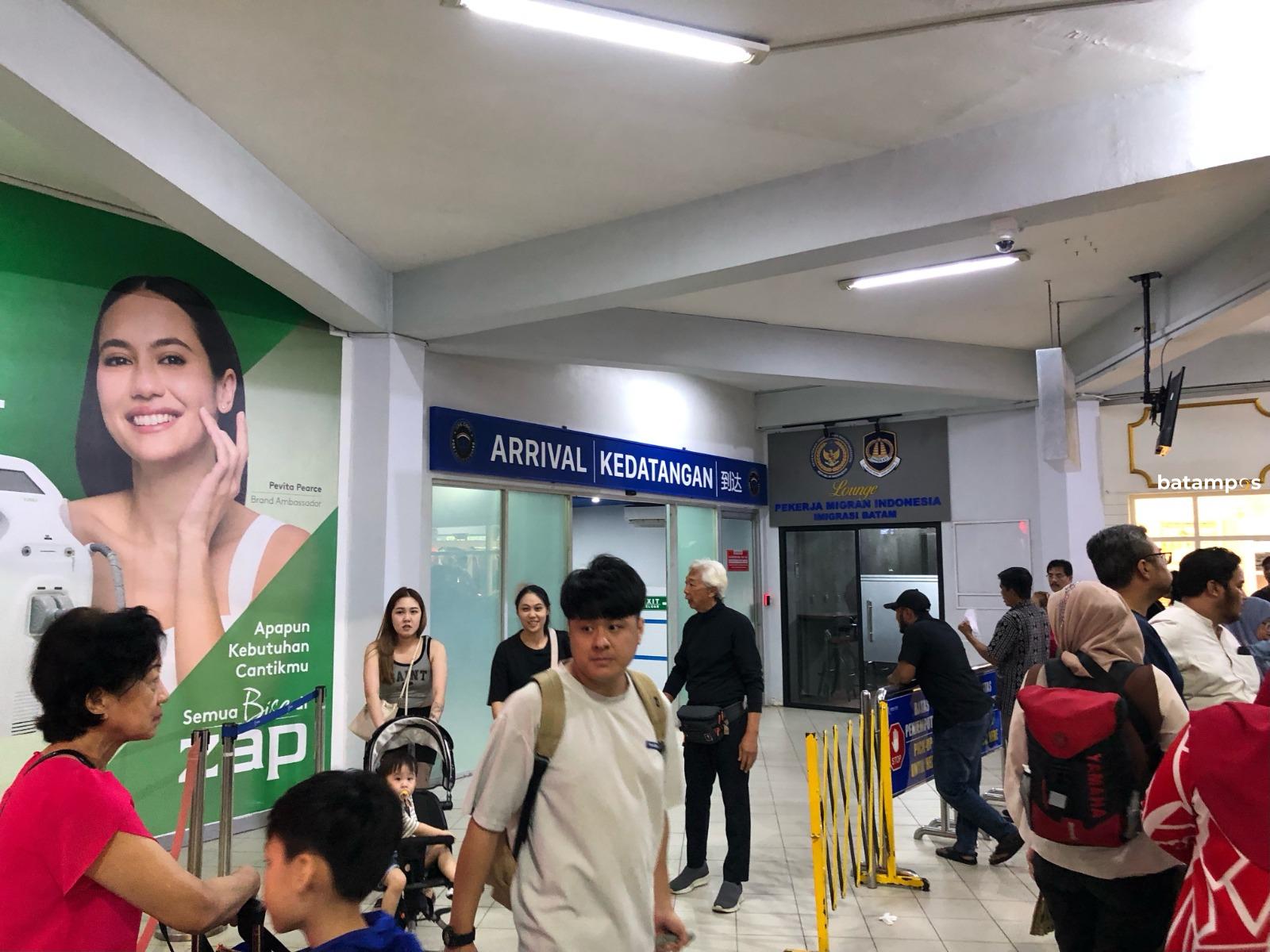 Aktivitas penumpang wisatawan mancanegara di Pelabuhan Internasional Batam Center pada masa libur akhir tahun, Kamis (25/12).