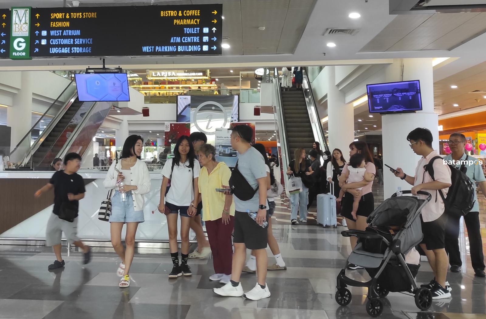 Wisatawan mancanegara asal Singapura dan Malaysia memadati area Mega Mall Batam Center saat libur Natal.