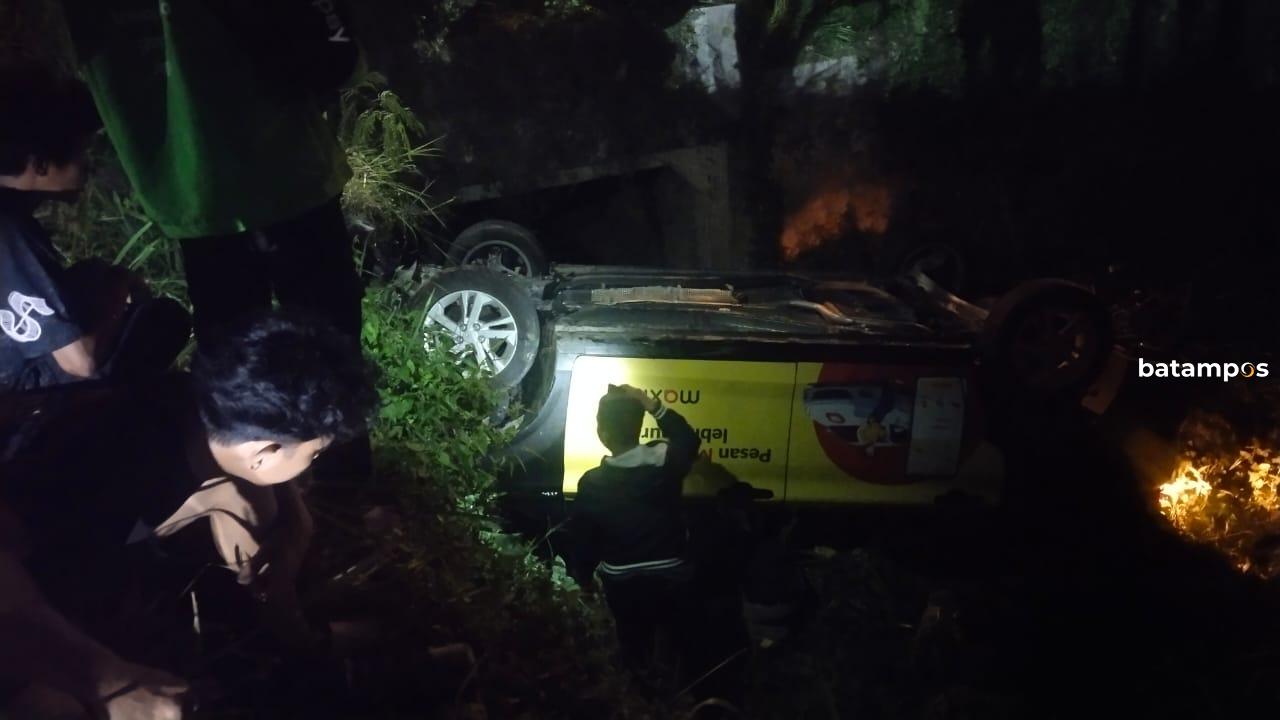 Mobil Toyota Avanza terbalik masuk parit akibat kecelakaan tunggal di Basecamp Batuaji, Batam.