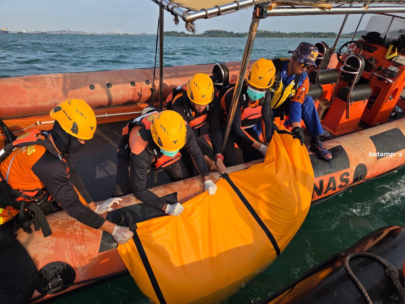 Evakuasi ABK Kapal Tamark 02 yang ditemukan meninggal di Perairan Tanjung Pinggir Batam oleh tim SAR gabungan.