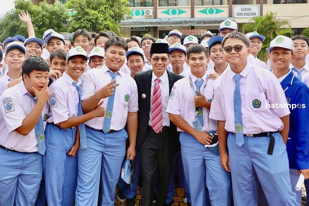Wali Kota Batam Amsakar Achmad memimpin upacara Hari Amal Bakti ke-80 Kementerian Agama RI di MAN 1 Batam.