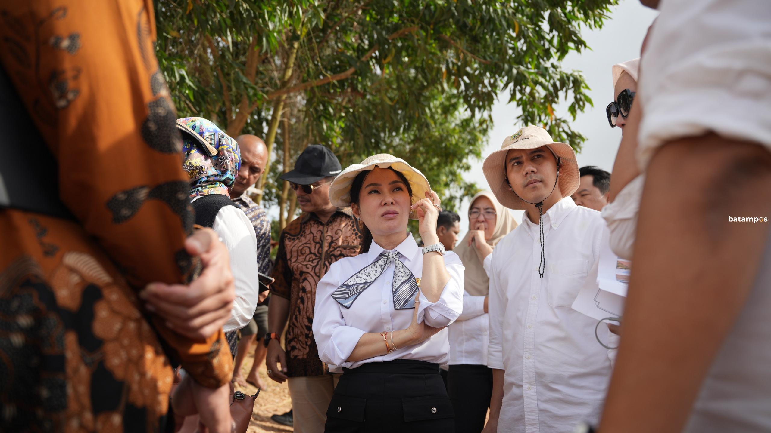 Li Claudia Chandra meninjau pengelolaan sampah dan akses menuju TPA Telaga Punggur di Nongsa, Batam.