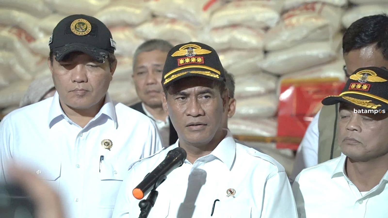 Menteri Pertanian Andi Amran Sulaiman menegaskan distributor wajib menyerap beras lokal.