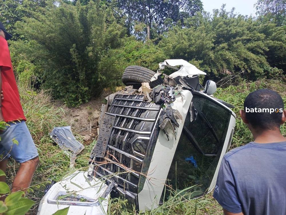 Mobil mewah mengalami kecelakaan tunggal di Jalan Diponegoro, kawasan Hutan Mata Kucing, Batam. Kendaraan terguling ke drainase, pengemudi luka ringan.