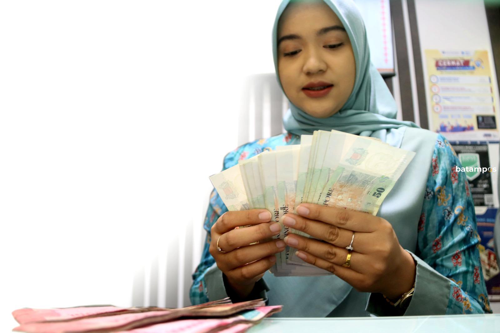 Kawasan industri Batam di tengah pelemahan nilai tukar rupiah terhadap dolar dan ringgit.