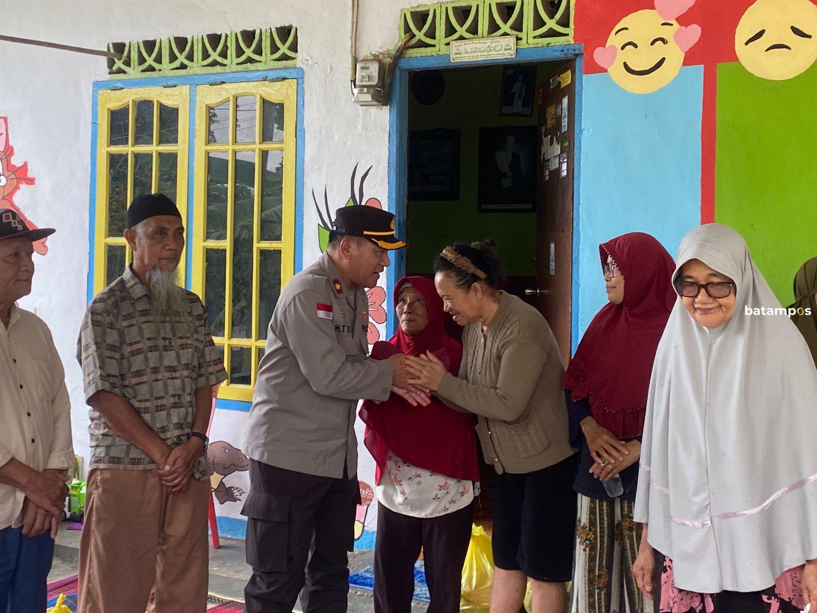 Kapolsek Sekupang menyerahkan bantuan sembako kepada lansia di Tanjung Riau, Sekupang.