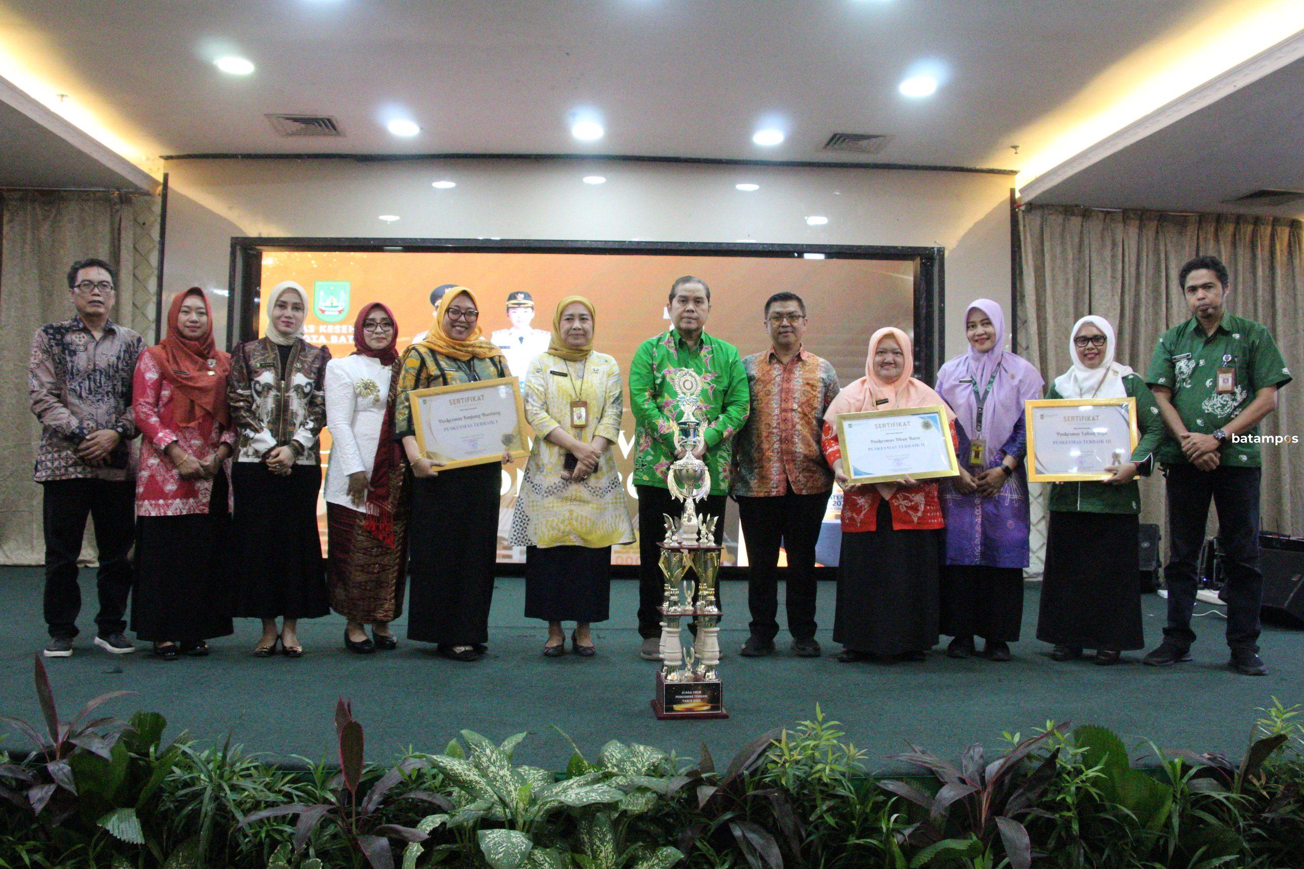 Plt Kepala Puskesmas Tanjung Buntung menerima penghargaan Juara Umum I CATERMAS 2025 di Batam.