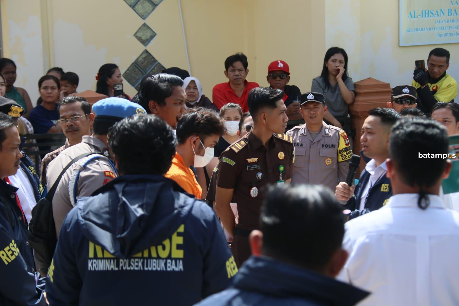 Rekonstruksi terbuka pembunuhan Bela Yudela oleh Polsek Lubukbaja di Batam.