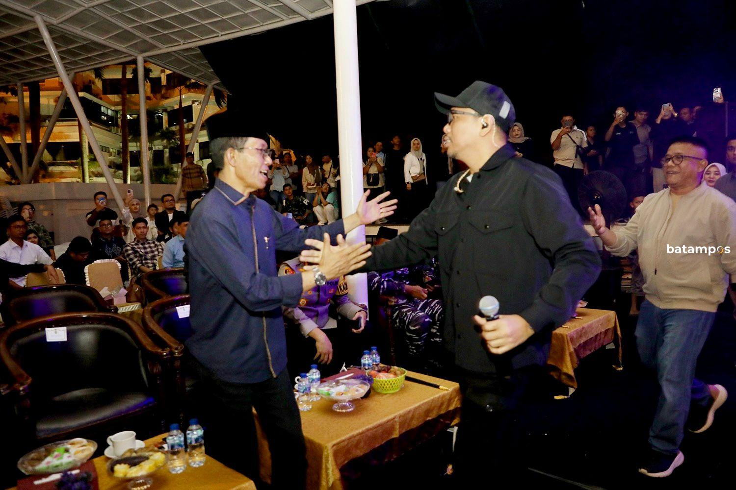 Ribuan warga Batam berdonasi digital di Dataran Engku Putri saat malam Tahun Baru 2026 tanpa kembang api.