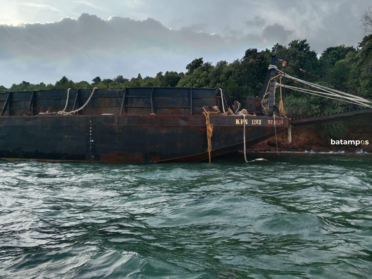 Tongkang tua tanpa awak hanyut di perairan Pulau Raja Nongsa Batam.