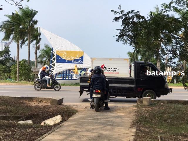 Keberadaan U-turn ilegal di Jalan Jenderal Sudirman, Legenda Malaka, Batam, dikeluhkan pengendara karena membahayakan lalu lintas, terutama akibat minimnya penerangan jalan umum.