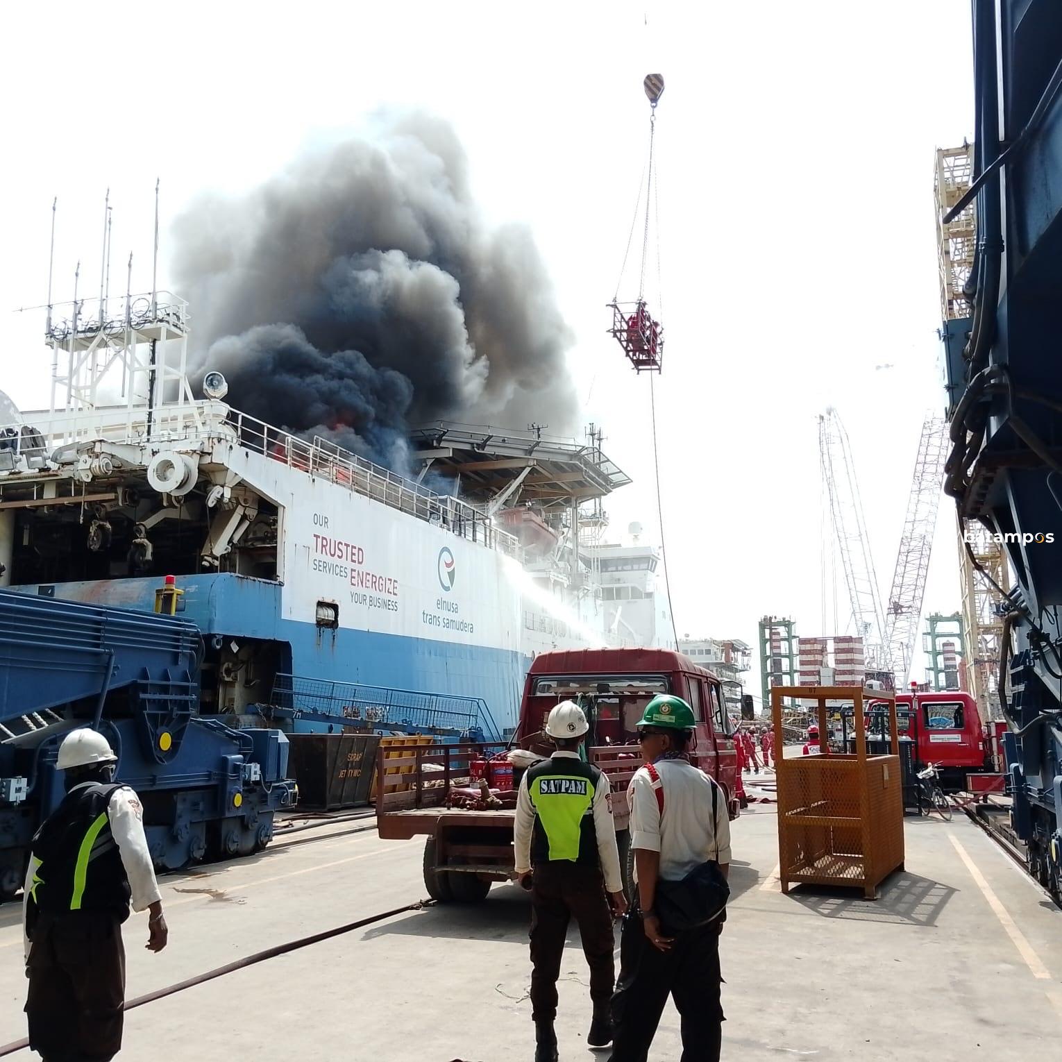 Petugas pemadam kebakaran memadamkan api yang membakar kapal MV Elsa Regent di Galangan Kapal PT ASL Shipyard, Batuaji, Minggu (25/1).