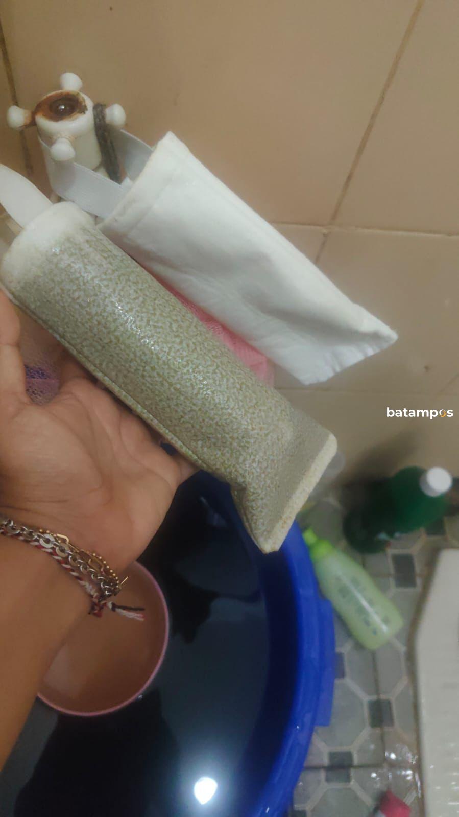 Air bersih keruh berwarna kecokelatan di Perumahan Tiban Ayu Sekupang Batam akibat gangguan teknis Air Batam Hilir.