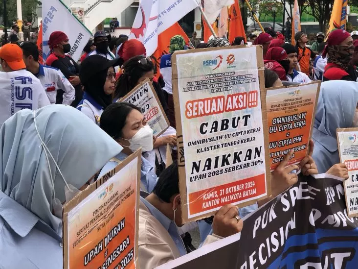 Aktivis buruh Batam Yapet Ramon menanggapi aturan unjuk rasa dalam KUHP baru yang berlaku 2026.