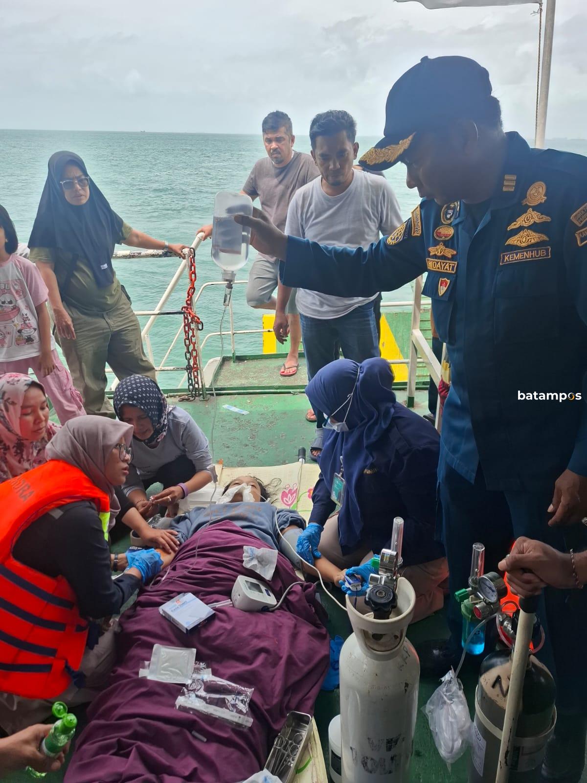 Evakuasi penumpang KMP Lome di Pelabuhan Telaga Punggur Batam.