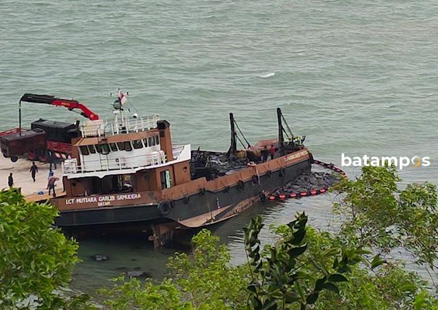 Kapal Bermuatan Limbah Kandas