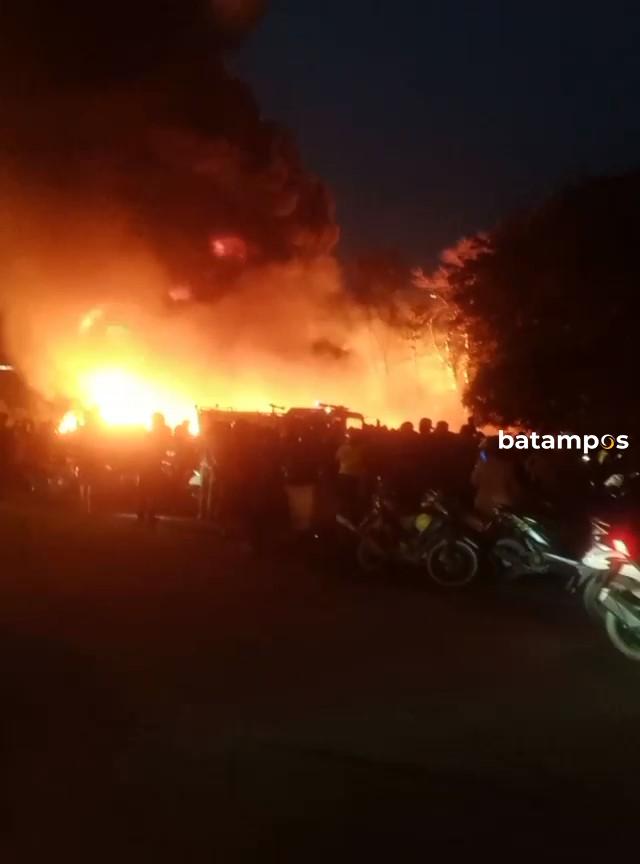 Kebakaran bengkel ban di Jalan Brigjen Katamso Tanjunguncang Batam dengan asap hitam tebal.