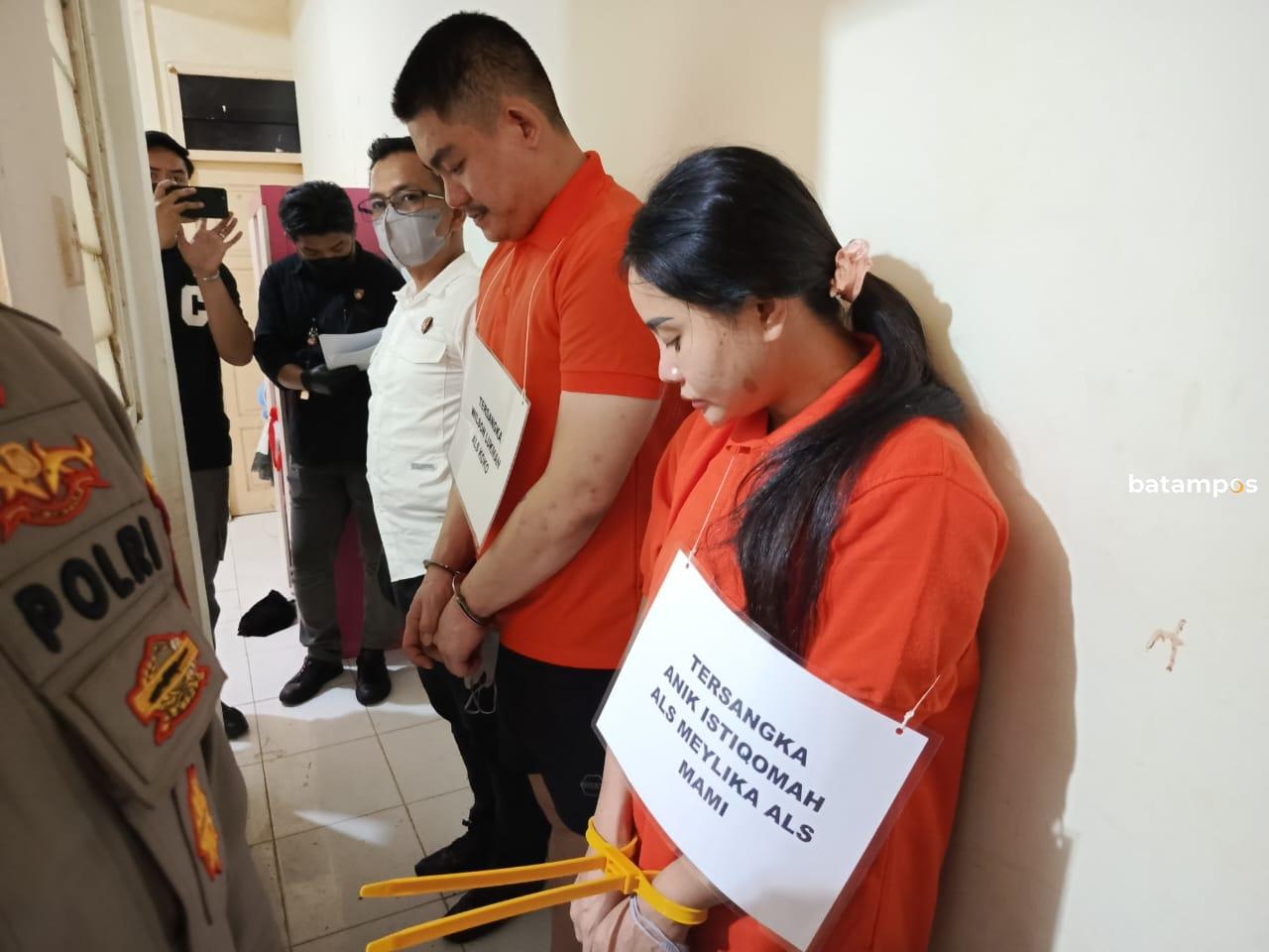 Wilson alias Koko dan tiga tersangka pembunuhan Dwi Putri Aprilian Dini dikawal polisi usai rekonstruksi 97 adegan di Batuampar, Batam.