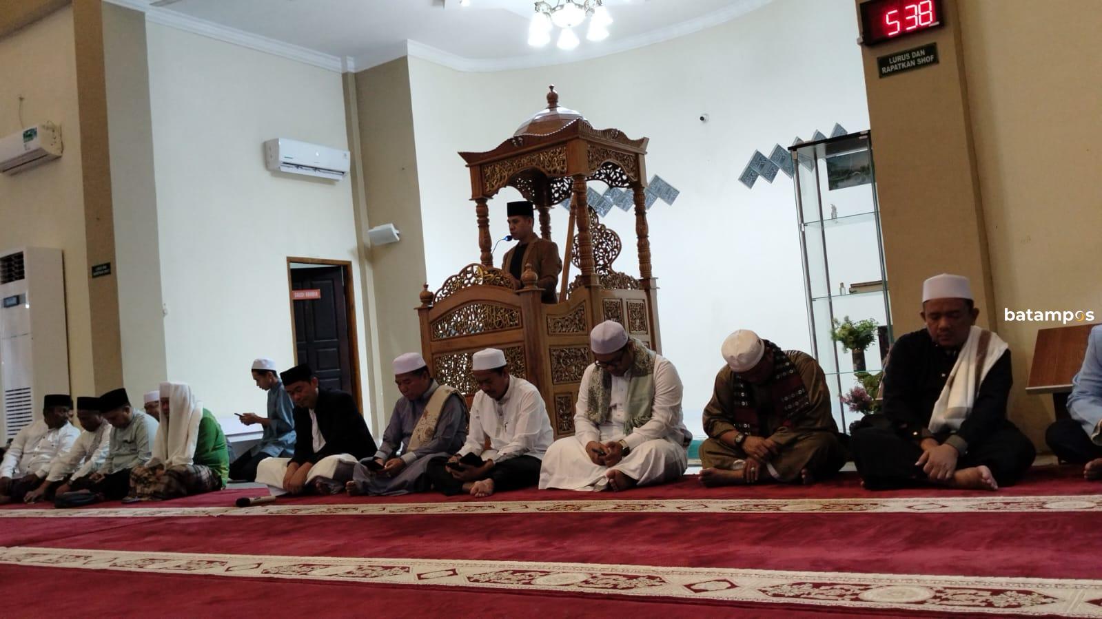 Jajaran Kemenag Kota Batam sahur bersama jamaah di Masjid Al Ikhlas, Perumahan Nirwana Residence, Tiban, dalam program Sahur On The Road Ramadan 1447 Hijriah.