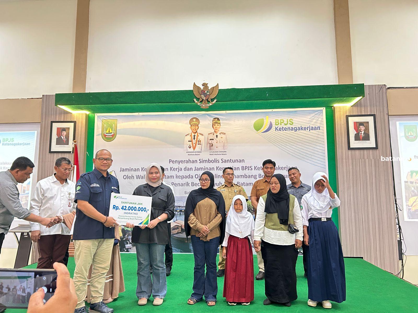 Sekda Kota Batam Firmansyah bersama Kepala BPJS Ketenagakerjaan Batam Nagoya Suci Rahmad menyerahkan santunan JKK dan JKM kepada ahli waris pekerja rentan di Batam.