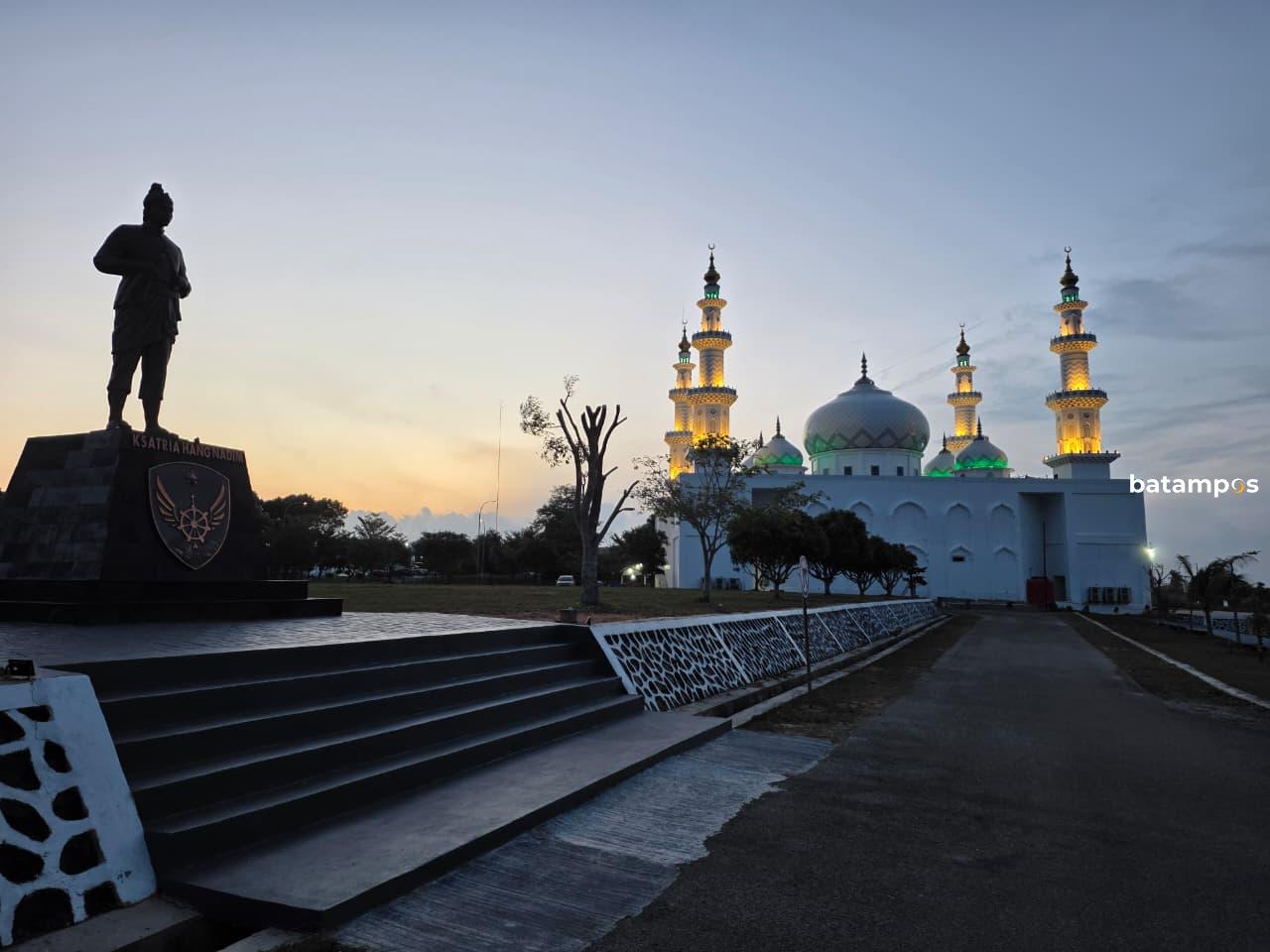 Masjid Bintang Amin Angkasa di Lanud Hang Nadim yang rampung pada masa kepemimpinan Letkol Pnb Hendro Sukamdani.
