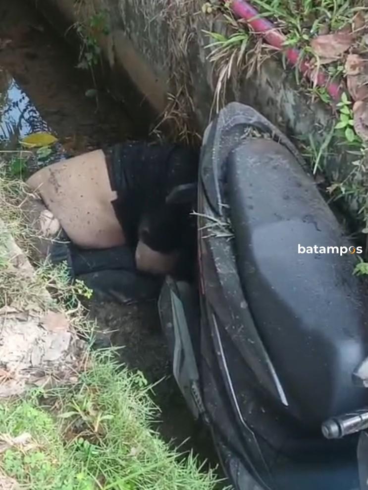 Motor Masuk Parit di Jalan RE Martadinata, Pengendara Ditemukan Tewas