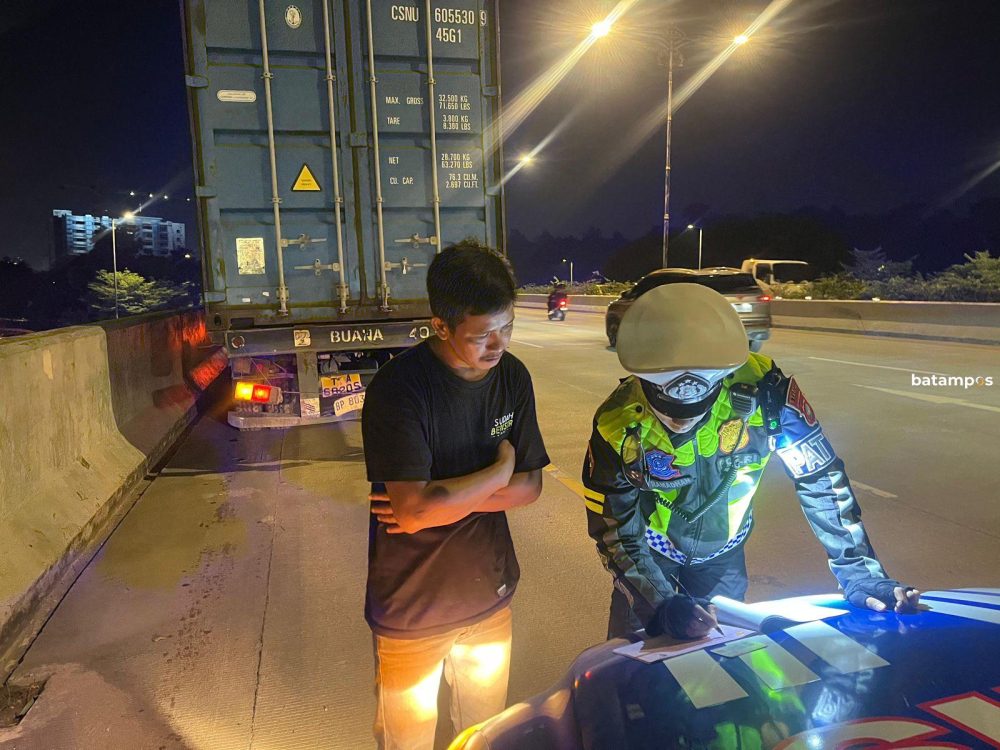 Polisi Tindak 2 Truk