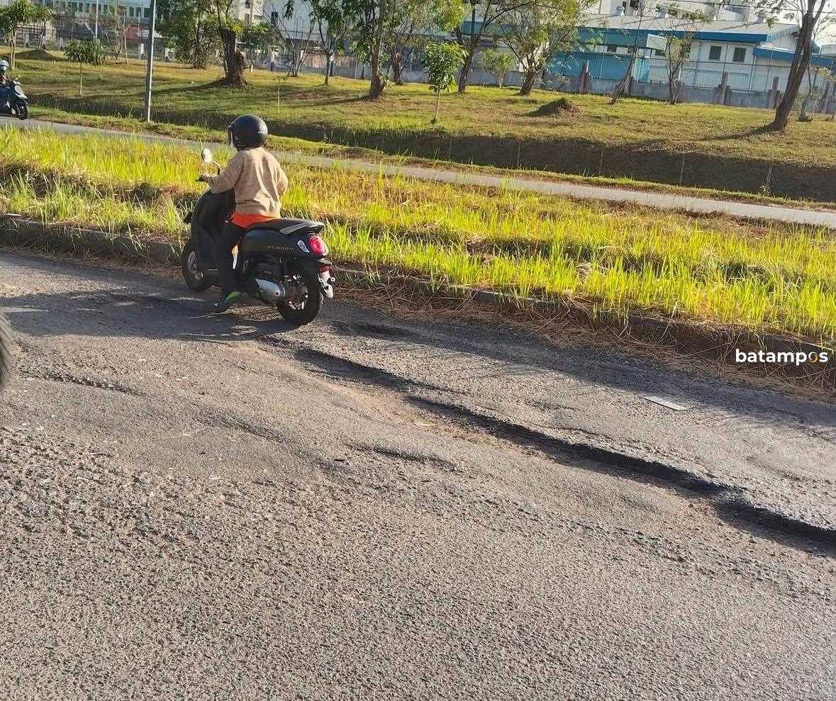 Kondisi Jalan S Parman di Sei Beduk Batam yang berlubang dan bergelombang sehingga membahayakan pengendara.
