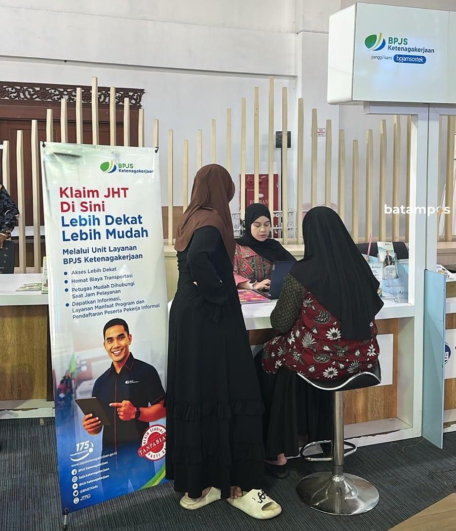 Petugas BPJS Ketenagakerjaan memberikan layanan kepada masyarakat di gerai Mal Pelayanan Publik (MPP) Batam untuk pengurusan kepesertaan dan klaim jaminan sosial ketenagakerjaan.