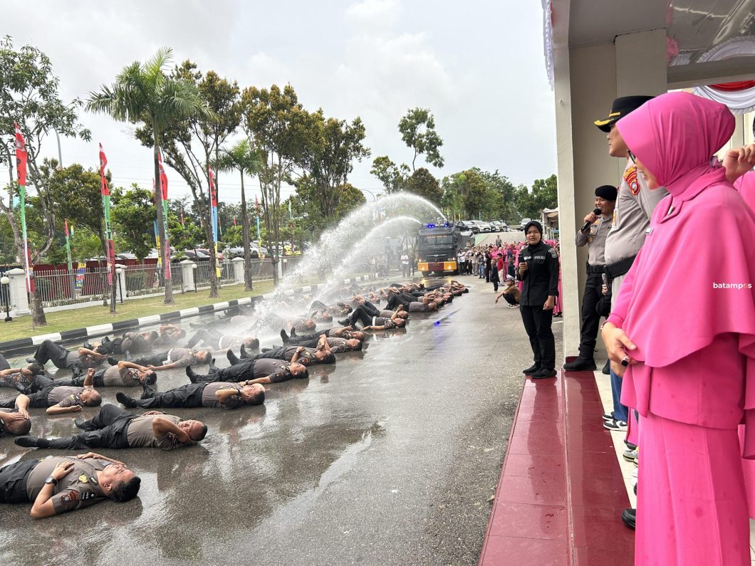Kenaikan Pangkat 89 Personel Polresta Barelang Ditandai dengan Siraman Water Canon – Metropolis