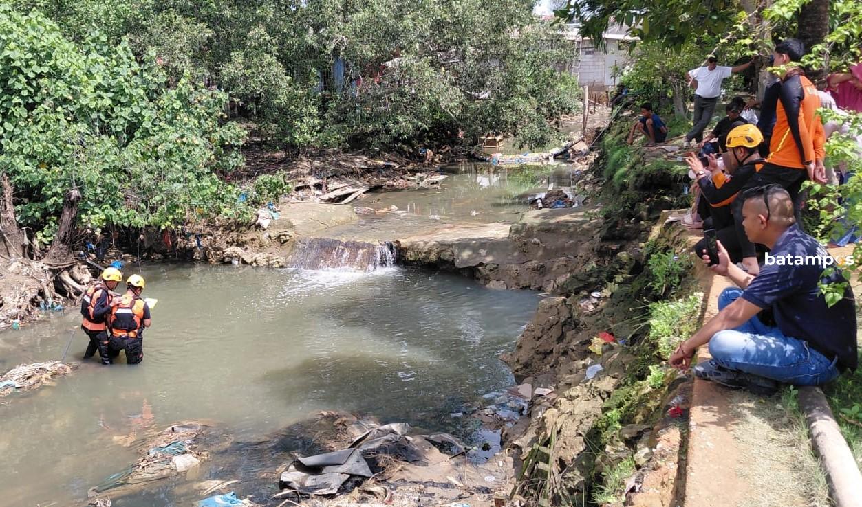 Warga Tanjung Sengkuang Bahu Membahu Melakukan Pencarian Bocah yang Hanyut di Sungai – Metropolis