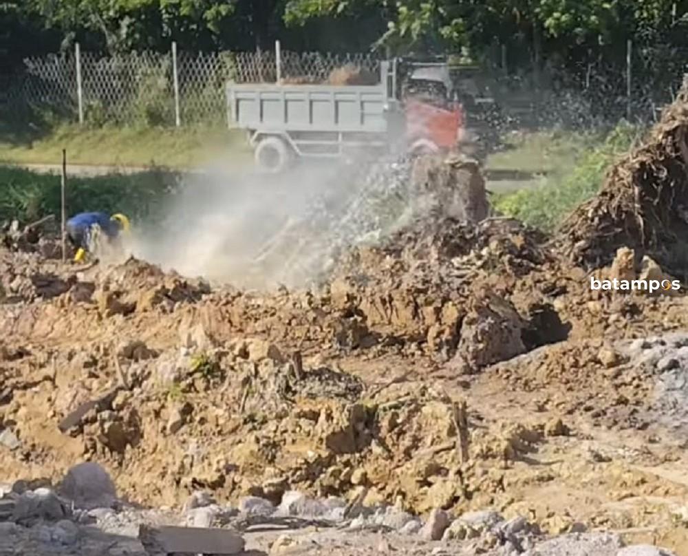 Pipa Air Bocor di Tanjung Piayu, Distribusi Air ke Seibeduk Terganggu – Metropolis