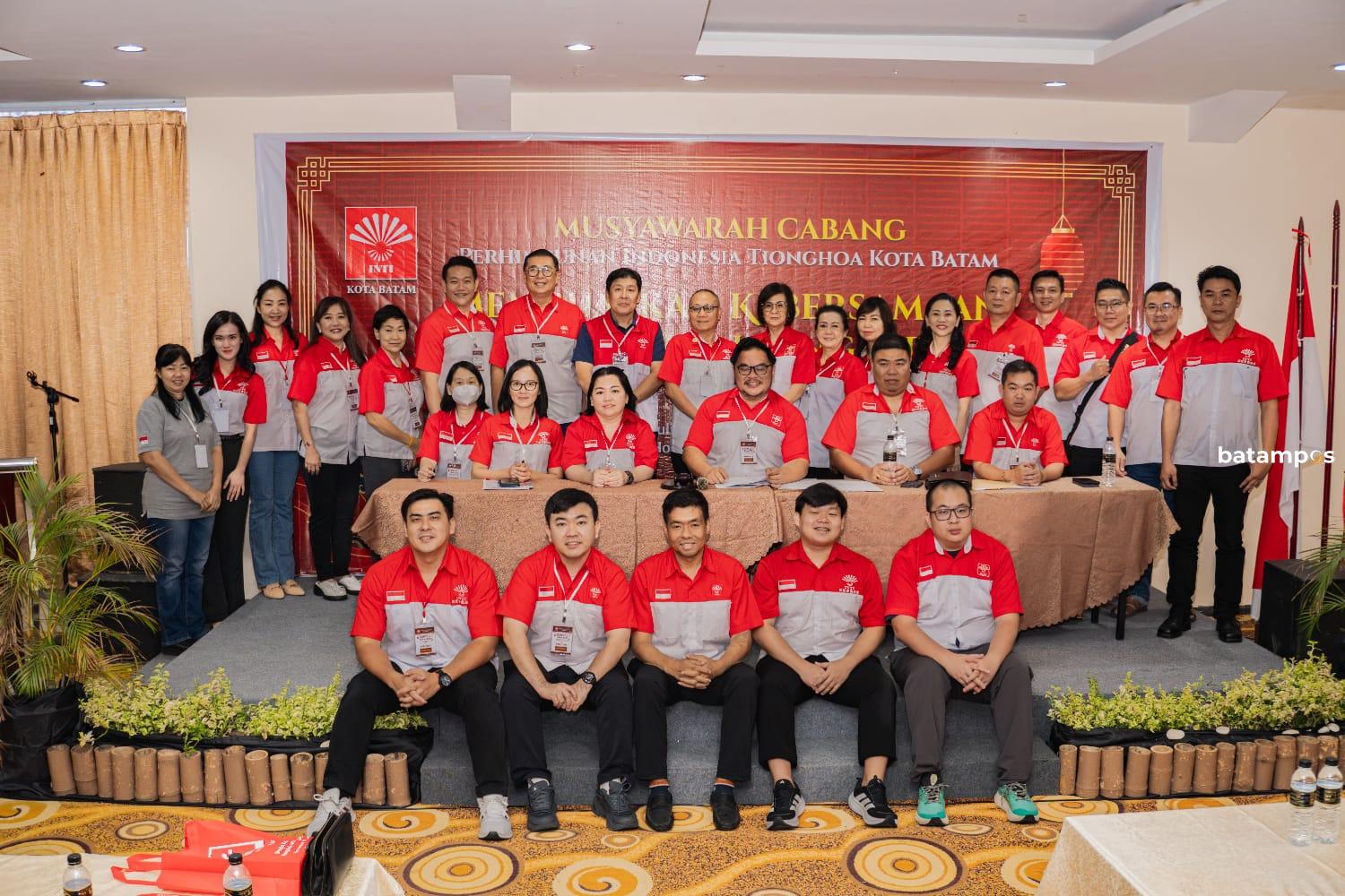 Ketua INTI Kepri Piter Tanjaya bersama jajaran pengurus dan peserta Muscab V INTI Batam usai pelaksanaan Musyawarah Cabang di Sahid Vanilla Hotel Batam, Sabtu (18/7). Muscab tersebut menghasilkan keputusan penyerahan mandat kepengurusan INTI Batam kepada INTI Kepri dan mengarahkan pembentukan Koordinator Wilayah (Korwil) Batam.