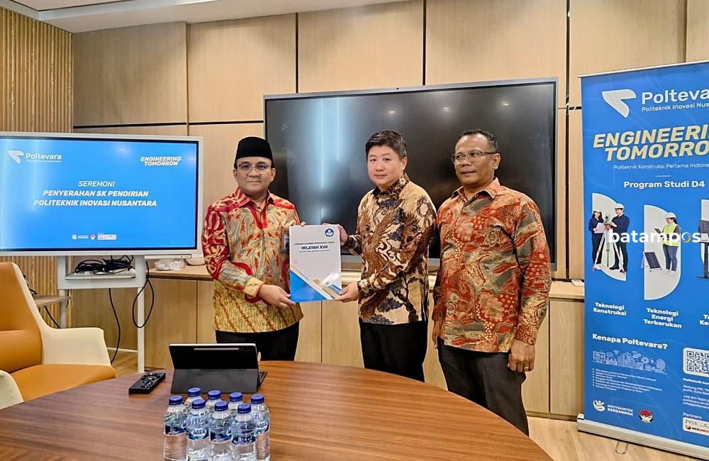 LLDIKTI XVII Resmi Serahkan SK Pendirian POLTEVARA ke Yayasan PGS – Metropolis