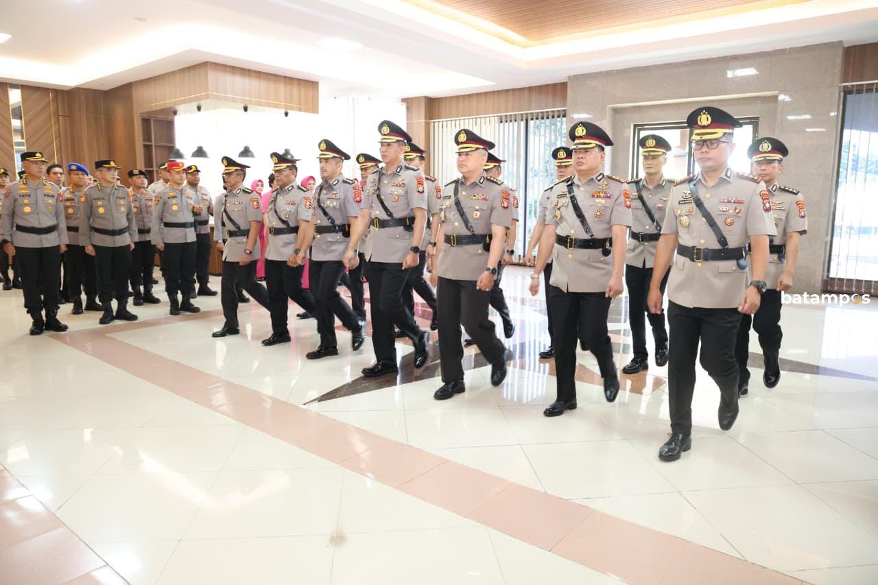 Delapan Pejabat Utama Polda Kepri Berganti, Kapolda Tekankan Pelayanan Profesional – Metropolis