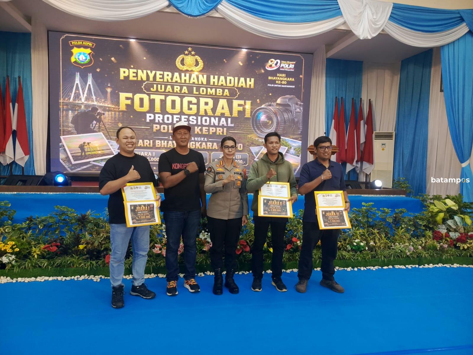 Pemenang Lomba Foto HUT Bhayangkara Terima Hadiah, Polda Kepri Apresiasi Ratusan Peserta – Metropolis