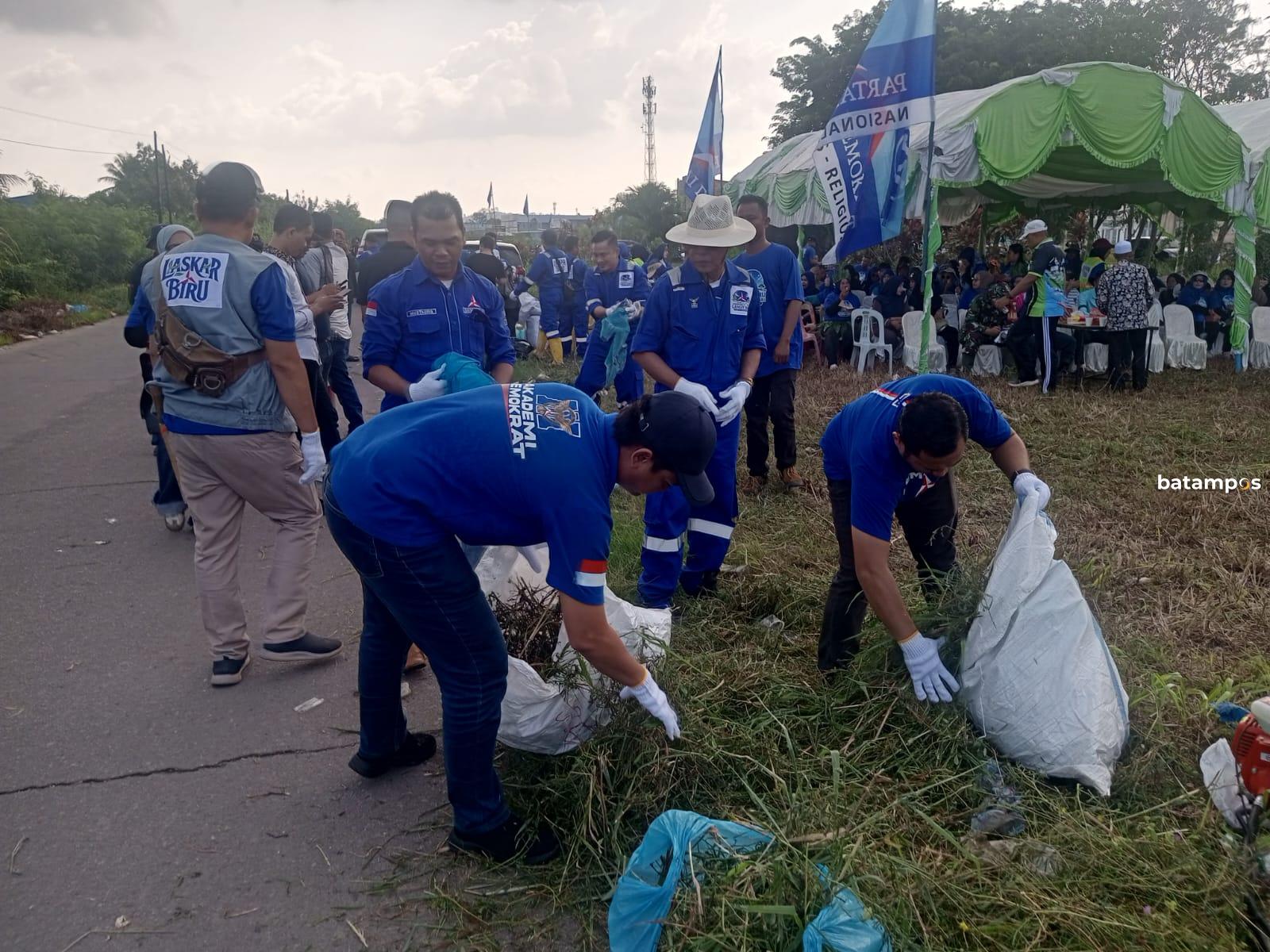 Jelang HUT ke-25, Demokrat Gerakkan Warga Batam Bersihkan Lingkungan – Metropolis
