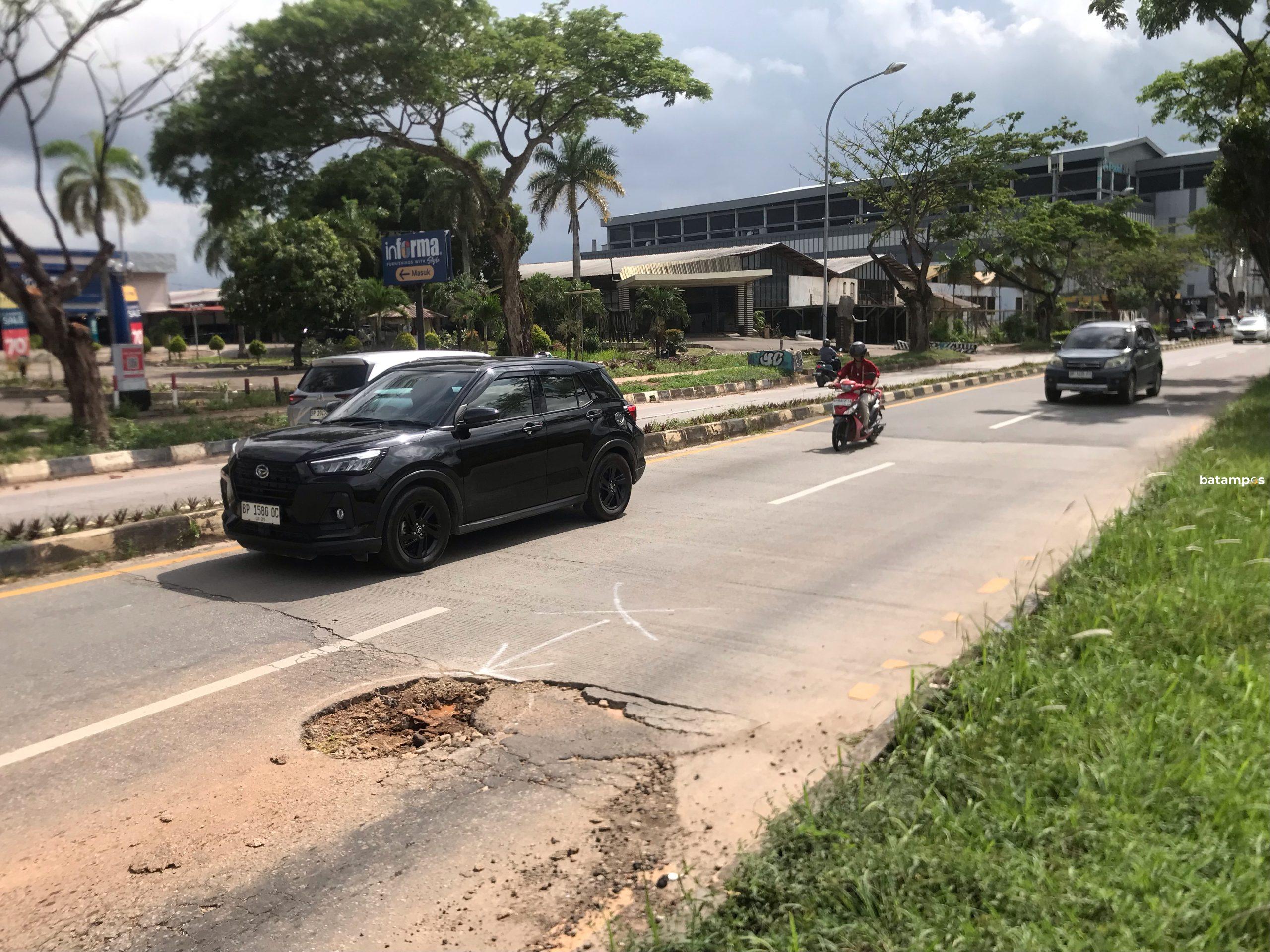 Jalan Rusak di Depan Ikan Daun Batam Centre Jadi Ancaman, Bina Marga Janji Tambal Sulam – Metropolis